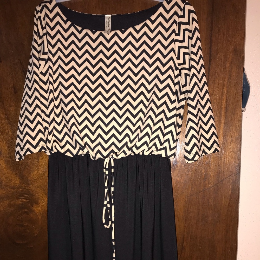 Chevron Nude and Black Dress (Juniors Size M)